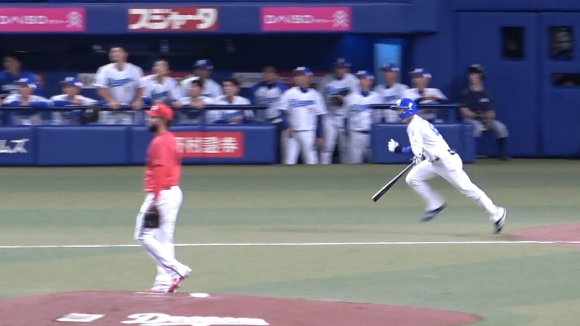 福永、あわやホームランのライトフェンス直撃打！緩めず走ってスリーベース！ (2023/05/11)