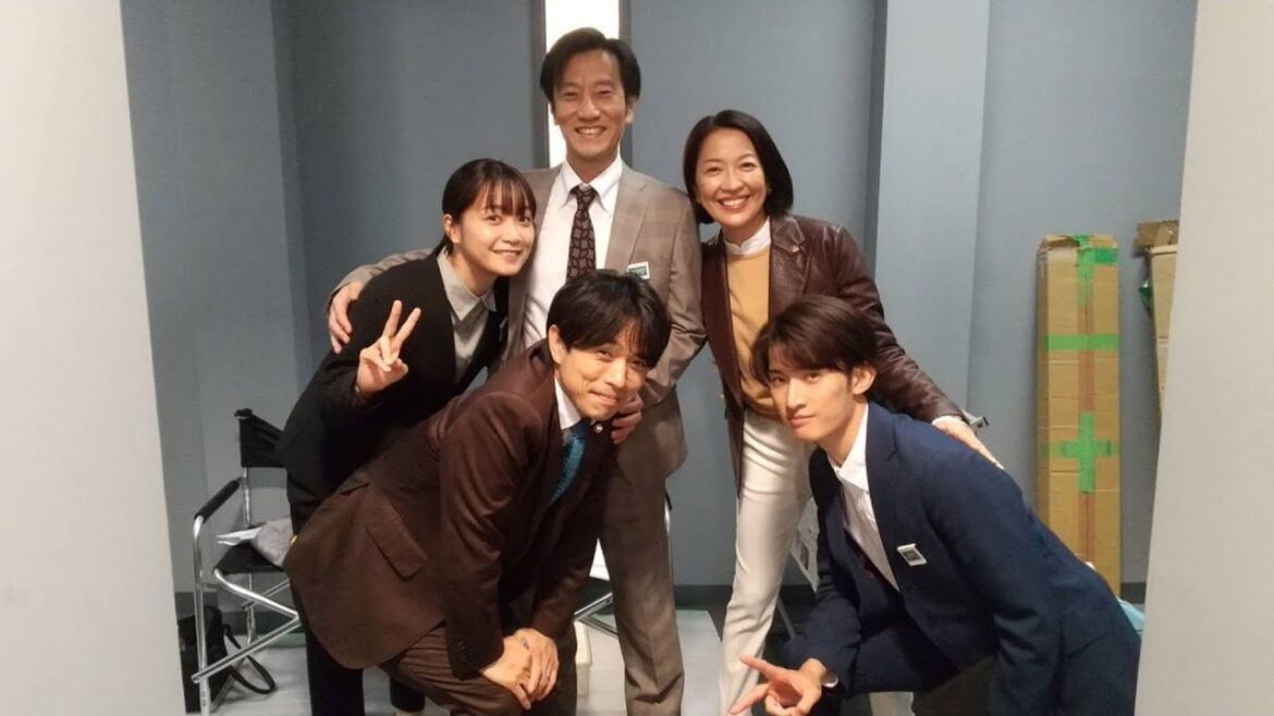 深川麻衣・Snow Man向井康二ら「特捜9」キャスト陣、井ノ原快彦バースデー祝福 山田裕貴の“視線”に注目集まる「気になる」