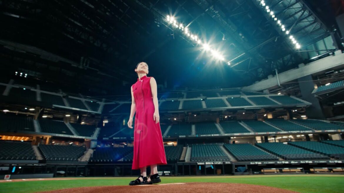 山田杏奈がマウンドに立ち、エスコンフィールドの照明の秘密を解説／パナソニックCM