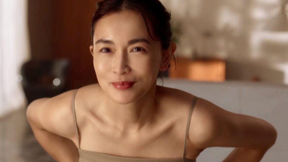 長谷川京子、ツヤみなぎる美肌で妖艶さ際立つ／N organic Plenum CM＋インタビュー