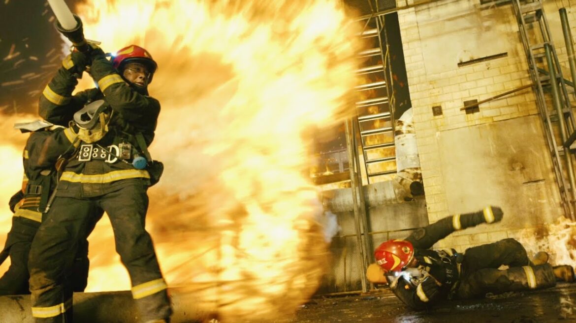 化学工場で大爆発！命懸けで炎に飛び込む消防隊員たち／映画『フラッシュオーバー 炎の消防隊』特報