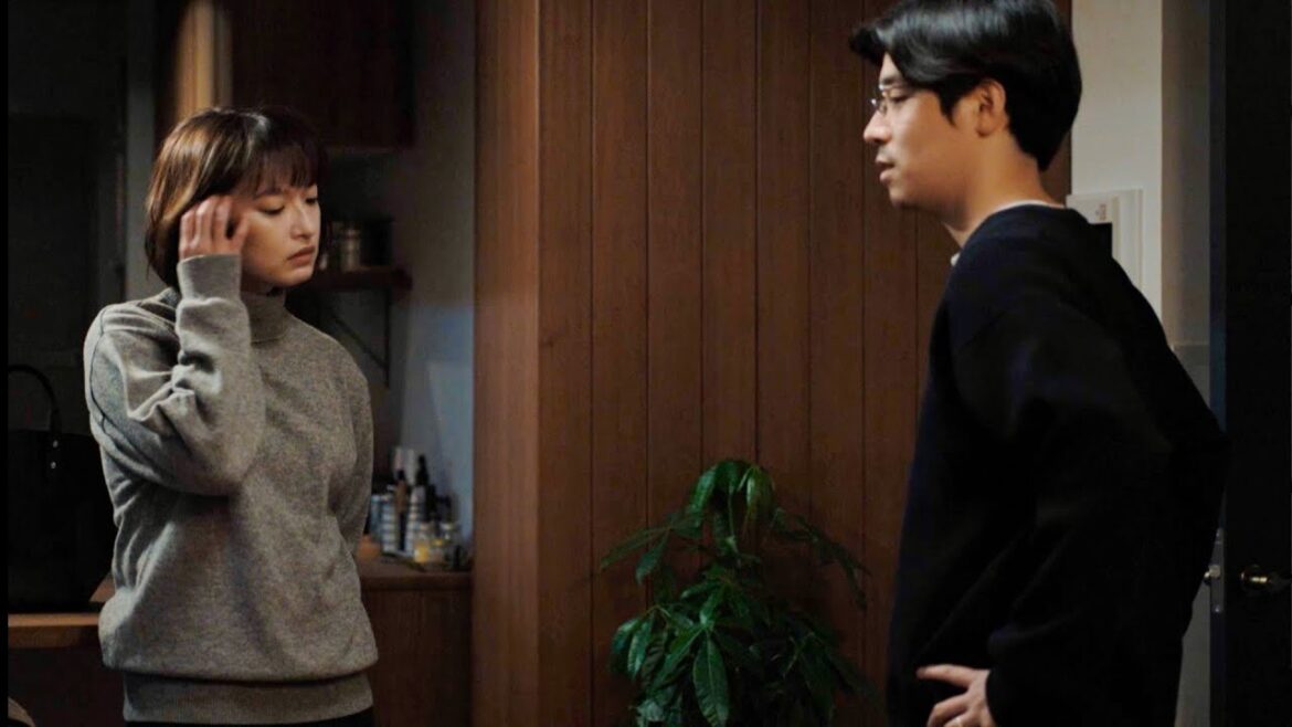 門脇麦、恋人を亡くした人妻に。浮気疑う夫が電話でしつこく追及／映画『ほつれる』本編映像