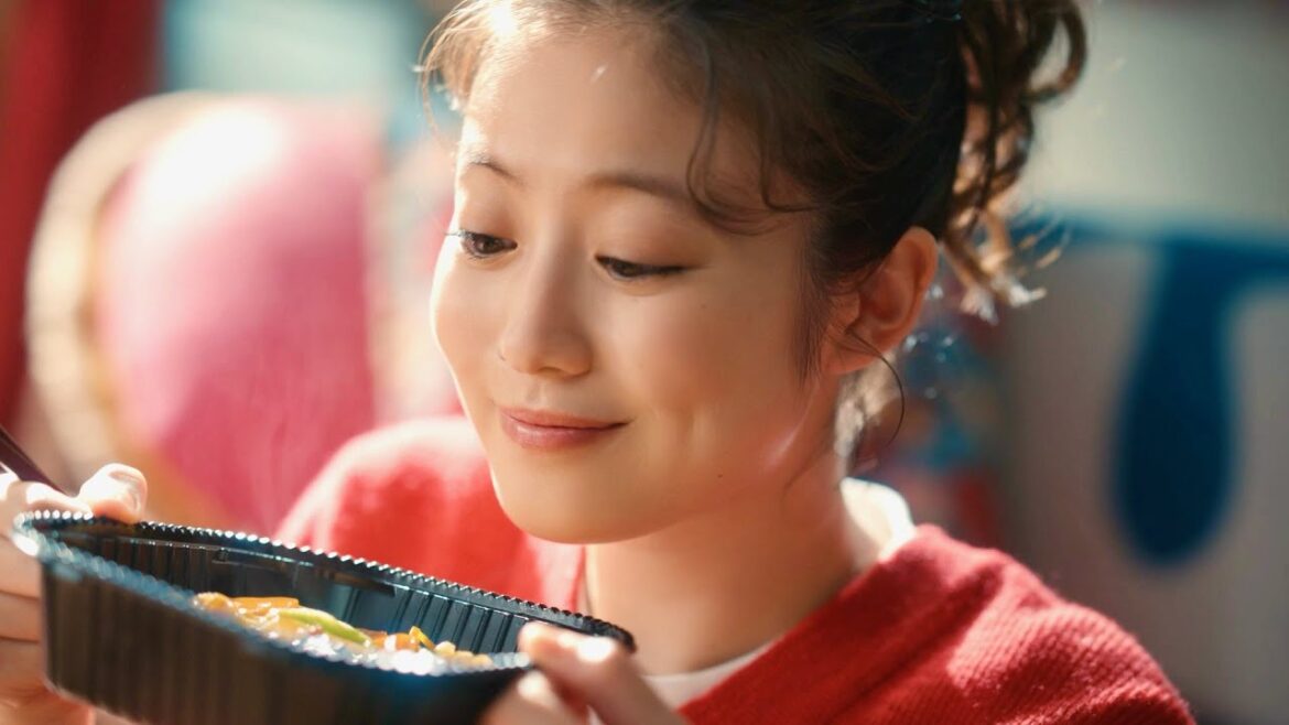 今田美桜、香ばしい匂いに誘われあんかけ焼きそばをすする！ニチレイフーズCM＋インタビュー＋メイキング