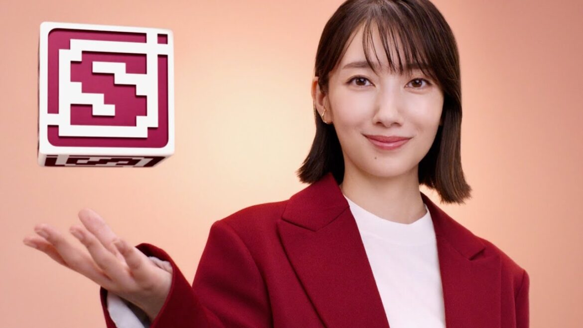 波瑠、目線の動きもバッチリ！爽やかな笑顔も／JCB Smart Code CM＋メイキング＋コメント