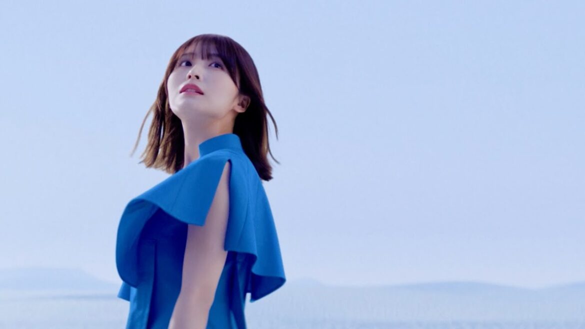 長濱ねる、スリットが美しい青いワンピース姿で旅人に／NTT CM(60秒)＋メイキング