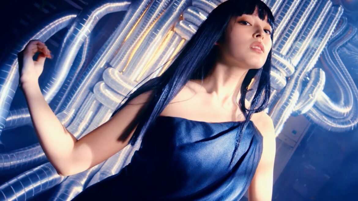 矢作穂香、モードからポップまで5変化！オリラジ藤森慎吾はスーツでキメ／レジーナクリニックCM＋インタビュー