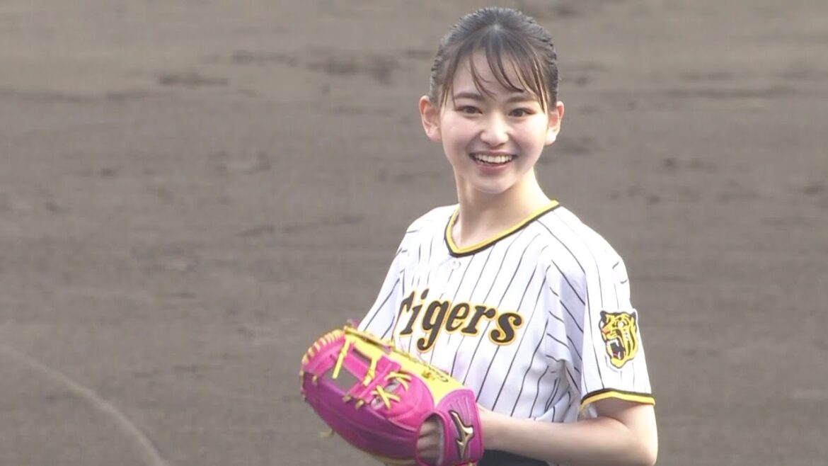 山田杏奈、甲子園球場で人生初の始球式　ノーバンならず「ごめんなさい」