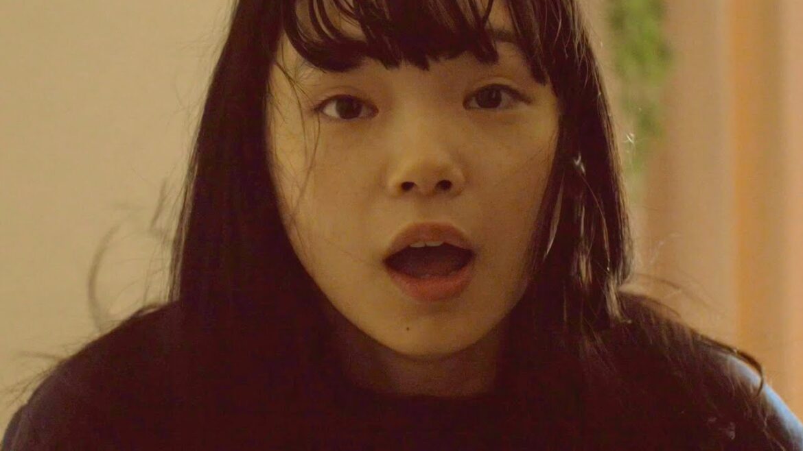古川琴音、幼少期回想シーンは恐怖のどん底へ!本編冒頭4分公開/映画『みなに幸あれ』本編冒頭映像 古川琴音、幼少期回想シーンは恐怖のどん底へ!本編冒頭4分公開/映画『みなに幸あれ』本編冒頭映像