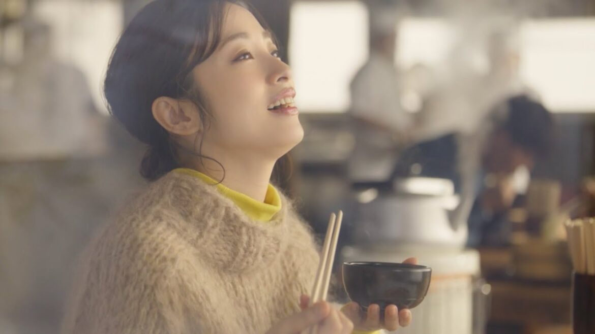 上戸彩「はぁ〜」と漏れる吐息。幸せを感じる時間は？／丸亀製麺CM＋メイキング＋インタビュー