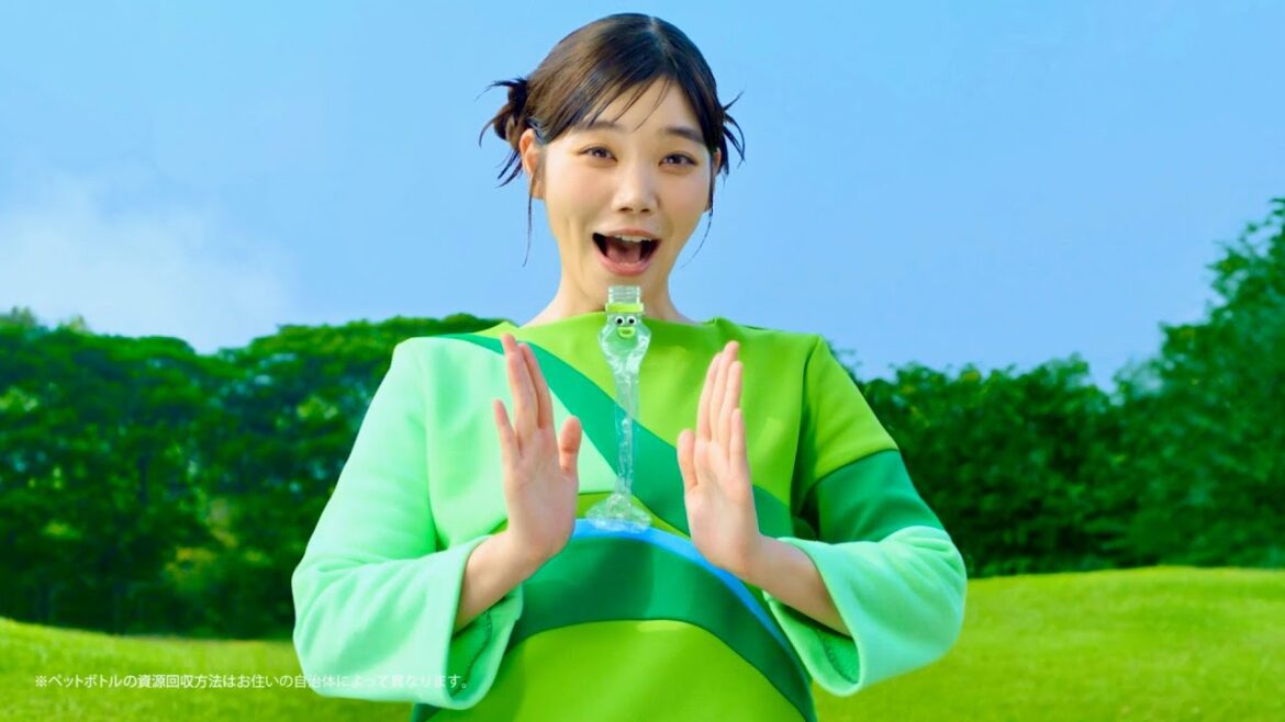 岡崎体育&セントチヒロ・チッチ、歌って踊ってボトルをたたんでつなぐ／「い･ろ･は･す」CM