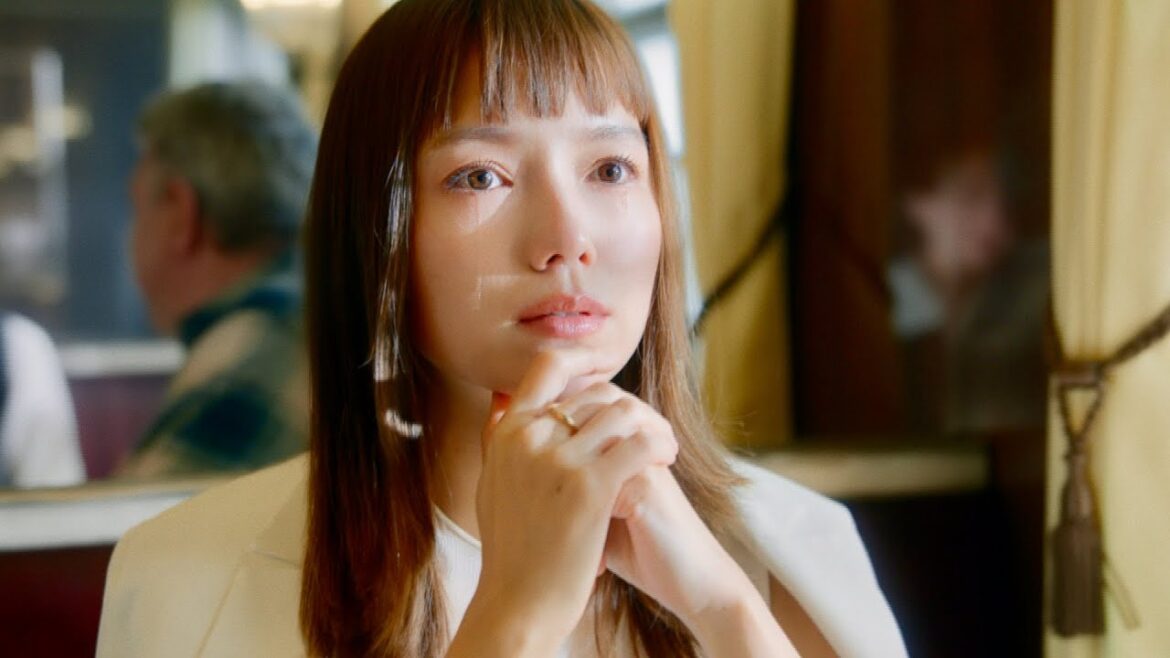 宮崎あおい、岡田将生が弾く「赤いスイートピー」に涙／アスタリフトCM＋メイキング