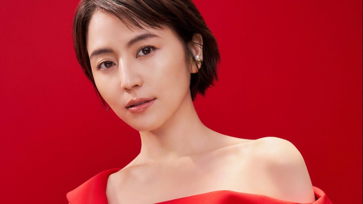 長澤まさみ、真紅の肩出しドレスで美しさ際立つ／SHISEIDO「アルティミューン」CM＋インタビュー
