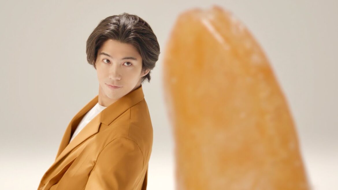 賀来賢人、柿の種とダンス!軽いステップで息ピッタリ!「亀田の柿の種」CM+インタビュー+メイキング 賀来賢人、柿の種とダンス!軽いステップで息ピッタリ!「亀田の柿の種」CM+インタビュー+メイキング