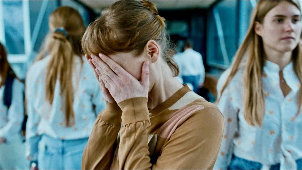 職員室を隠し撮りした新任女性教師が窮地に追い込まれていく／映画『ありふれた教室』日本版予告編