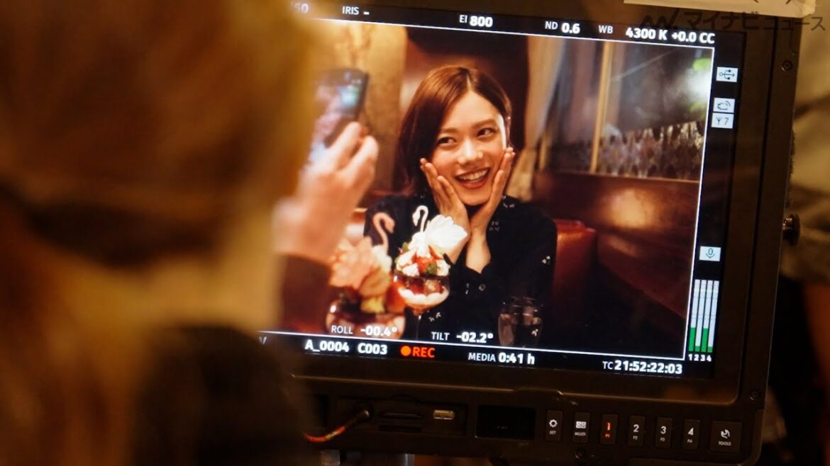 杉咲花、“映え写真”を一生懸命撮ってもらう姿がお茶目！撮影中に見せる様々な表情に注目 ファンケル『toiro』新CM『一人十色編』メイキング映像公開