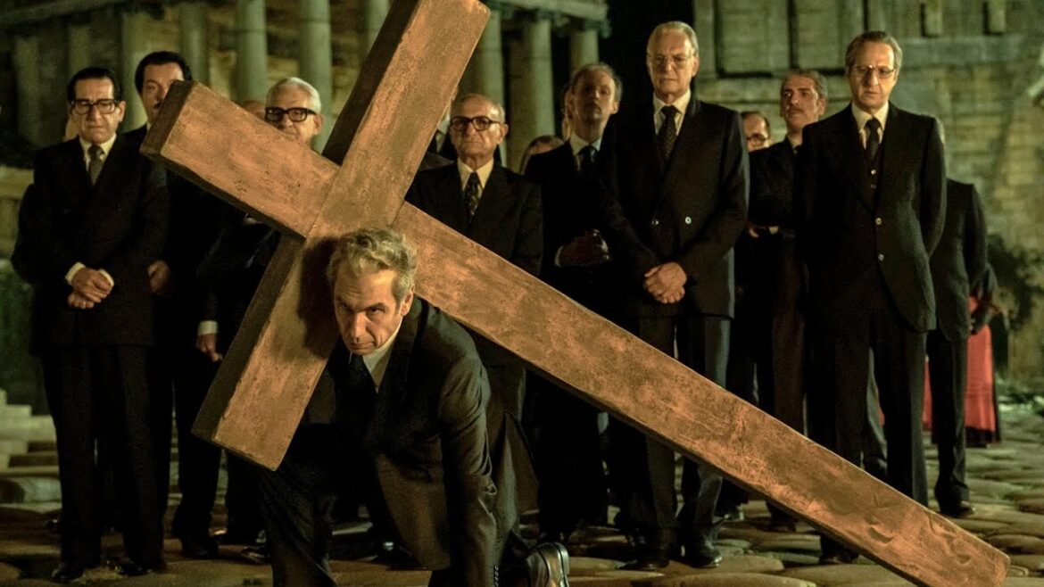 340分の超巨編！イタリア国家を揺るがした武装集団による元首相誘拐事件／映画『夜の外側 イタリアを震撼させた55日間』特報