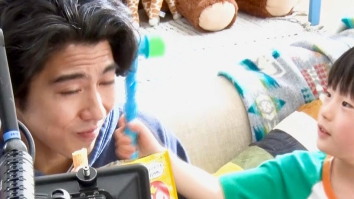 賀来賢人、子どものちょっかいに負けず一心不乱に食べ続ける/亀田製菓「ハッピーターン スパイス」CM+インタビュー+メイキング 賀来賢人、子どものちょっかいに負けず一心不乱に食べ続ける/亀田製菓「ハッピーターン スパイス」CM+インタビュー+メイキング