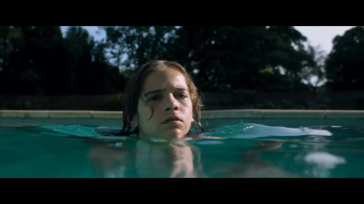 排水溝から「こんにちは」...ホラー映画『ナイトスイム』閲覧注意な本編映像【2024年6月7日公開】