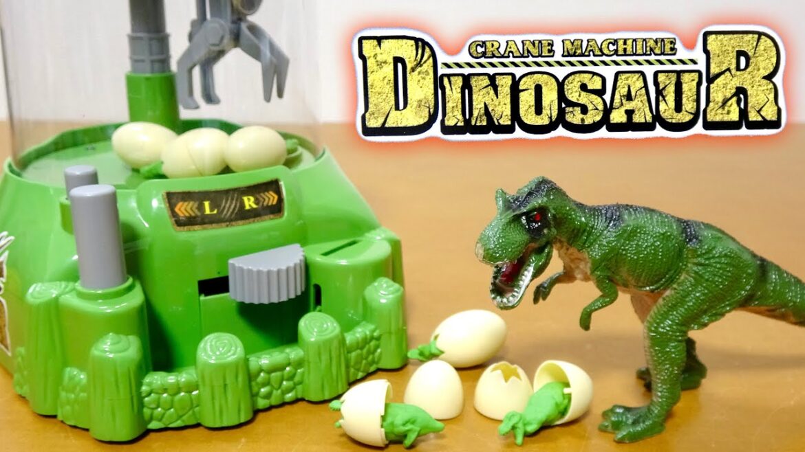 卵型のカプセルに恐竜フィギュアをセット ダイナソークレーンマシン! 上にのせる大きなティラノサウルスがかっこいい 卵型のカプセルに恐竜フィギュアをセット ダイナソークレーンマシン! 上にのせる大きなティラノサウルスがかっこいい