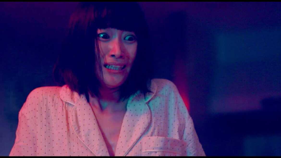 「あの男」見たら死ぬ。寝室のベッドの中に潜む者は…映画『THIS MAN』本編映像