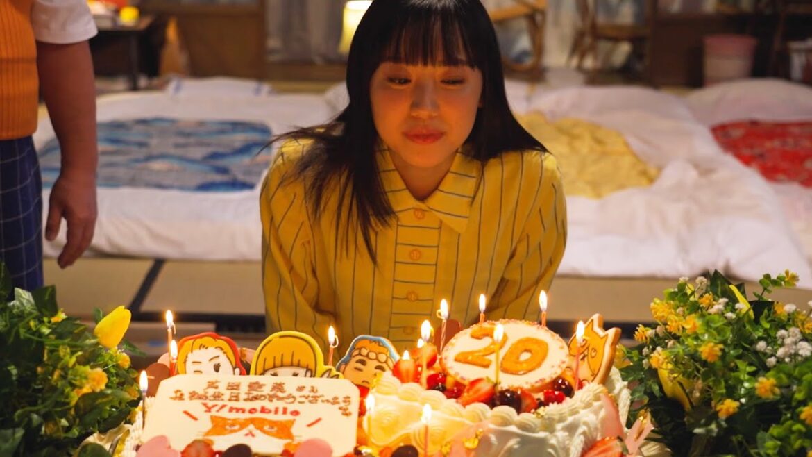 芦田愛菜、20歳誕生日ケーキを前に出川哲朗が背後から押すネタ!?小池栄子「気をつけて！」／ネタワイモバイルCM＋メイキング