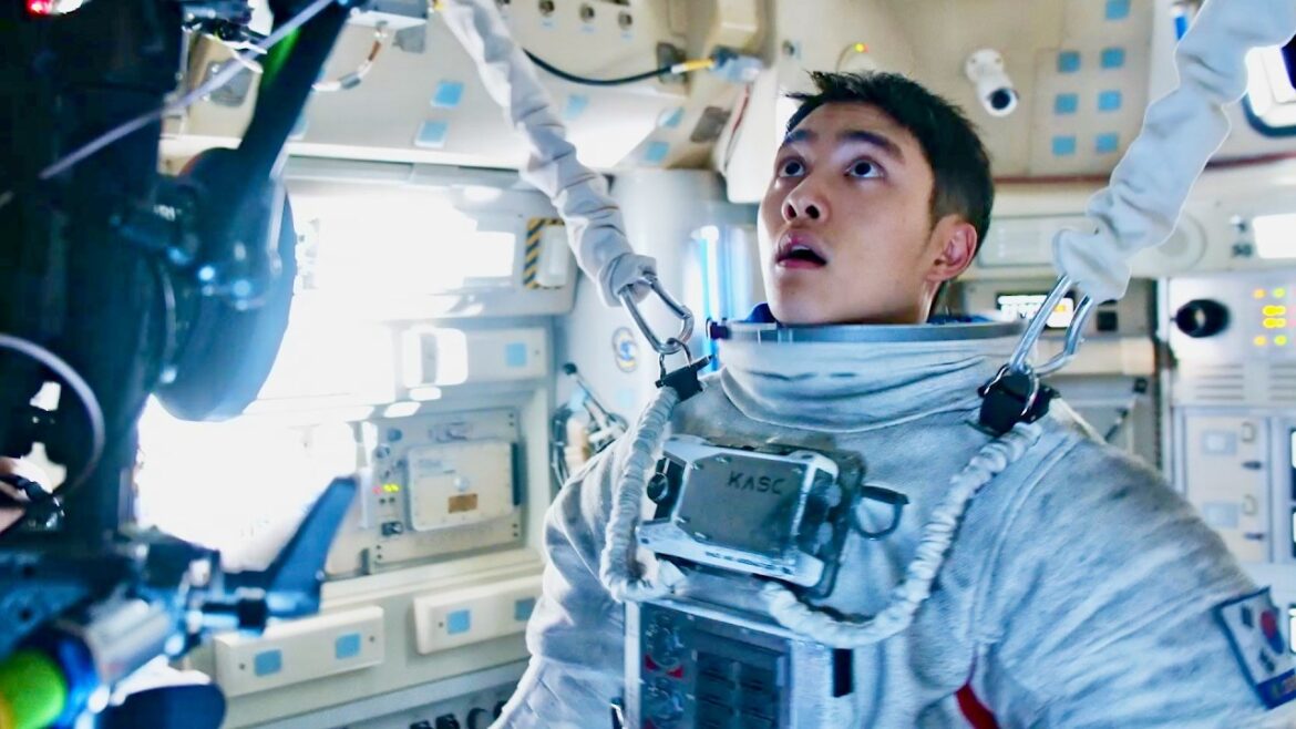 ド・ギョンス(EXO)、リアルな宇宙空間に没入/画『THE MOON』メイキング映像 ド・ギョンス(EXO)、リアルな宇宙空間に没入/画『THE MOON』メイキング映像