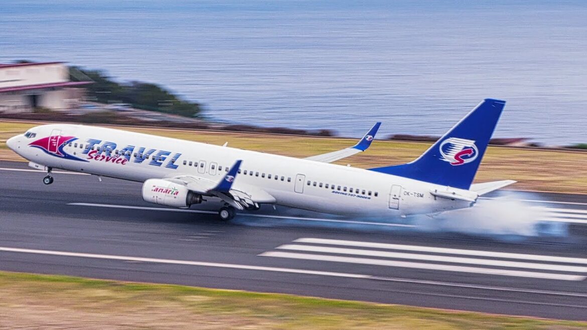 NICE BOUNCE Smartwings BOEING 737 900 at Madeira Airport NICE BOUNCE Smartwings BOEING 737 900 at Madeira Airport