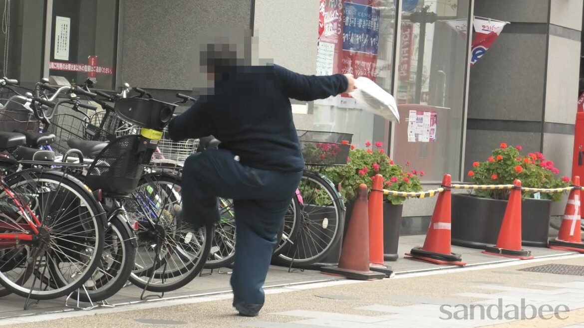 自転車蹴り倒す男に警察駆け付けたが・・・。