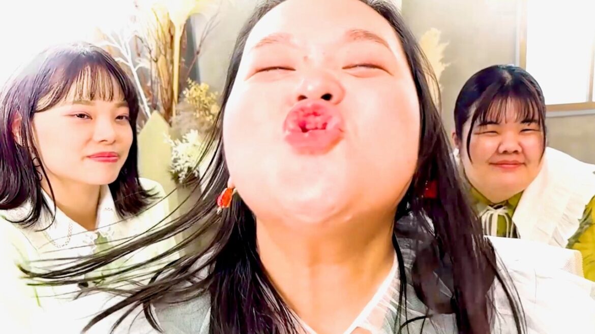 ぼる塾・田辺、セクシーな唇がスマホから飛び出す!?／ソフトバンク「トビデル」 オリジナル動画＋CM