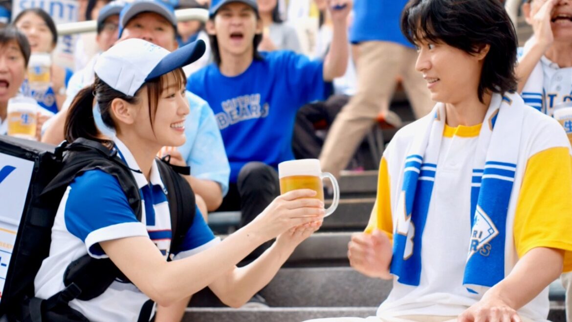 菅井友香、ビールの売り子経験あり！山崎賢人にから注がれたビールを岡部たかし／サントリー生ビール CM＋インタビュー＋メイキング