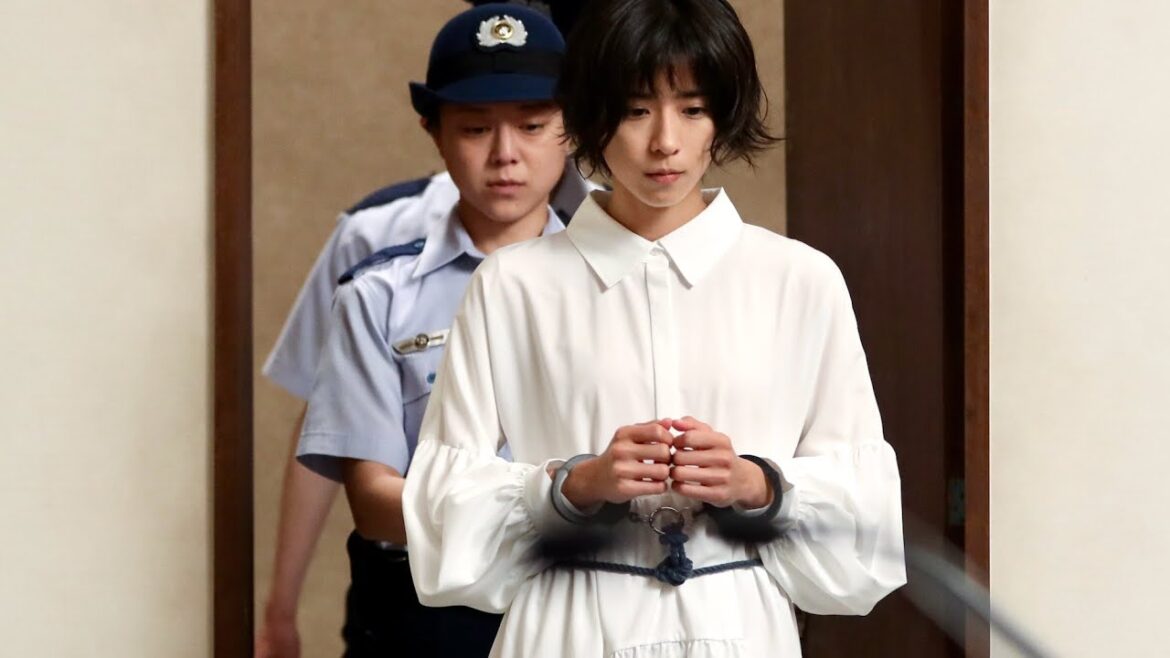 死刑囚・品川真珠(黒島結菜)、可憐な純白ワンピで法廷に登場／映画『夏目アラタの結婚』本編映像