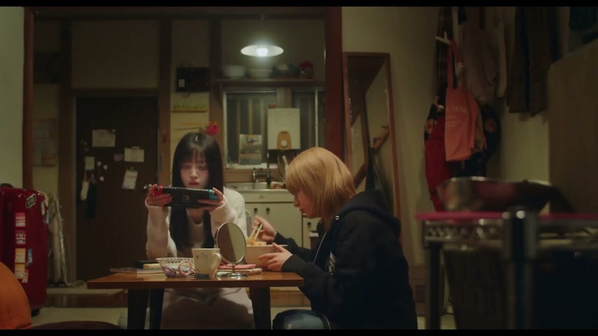 乃木坂46・久保史緒里と平祐奈が食卓でのんびりご飯&ゲーム　実写映画『ネムルバカ』超ティザー映像