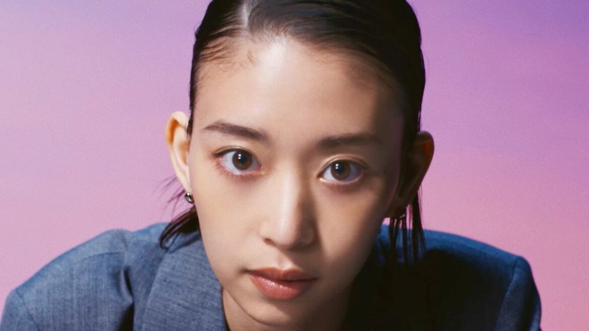 森川葵、まっすぐにカメラを見つめる目ヂカラは必見／「fundbook」WebCM＋メイキング