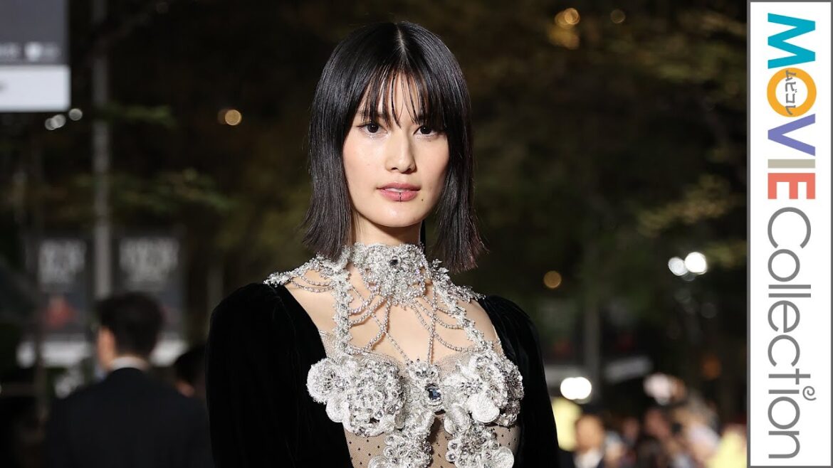 橋本愛、胸元に蝶がデザインされた黒のドレス姿で魅了／東京国際映画祭レッドカーペット