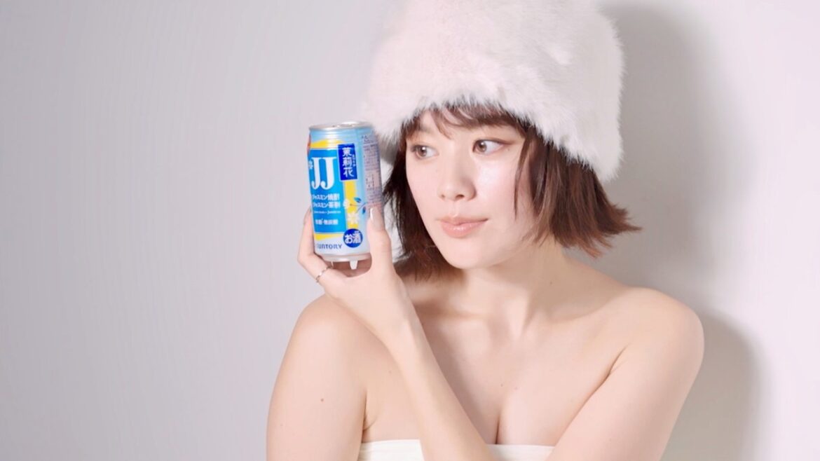 筧美和子、大胆肌見せで雑誌『JJ』デジタル表紙を飾る/光文社×サントリー「JJ」コラボ メイキング+インタビュー 筧美和子、大胆肌見せで雑誌『JJ』デジタル表紙を飾る/光文社×サントリー「JJ」コラボ メイキング+インタビュー