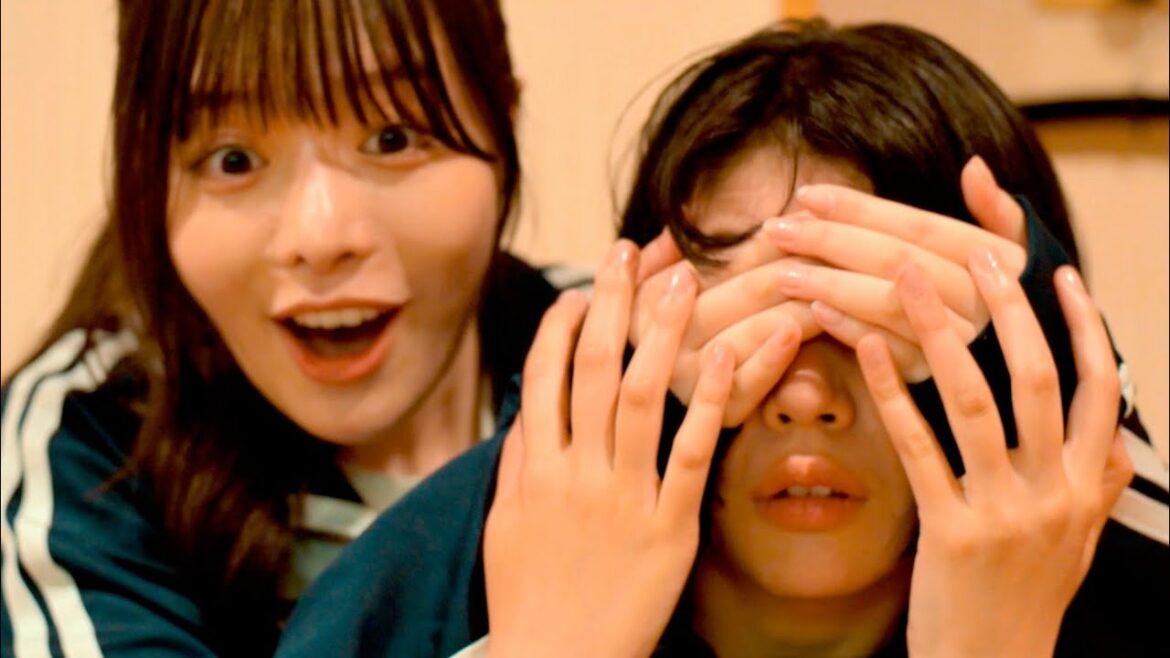 驚くとタイムスリップする特異体質の同僚守るため目隠し／映画『タイムマシンガール』本編映像