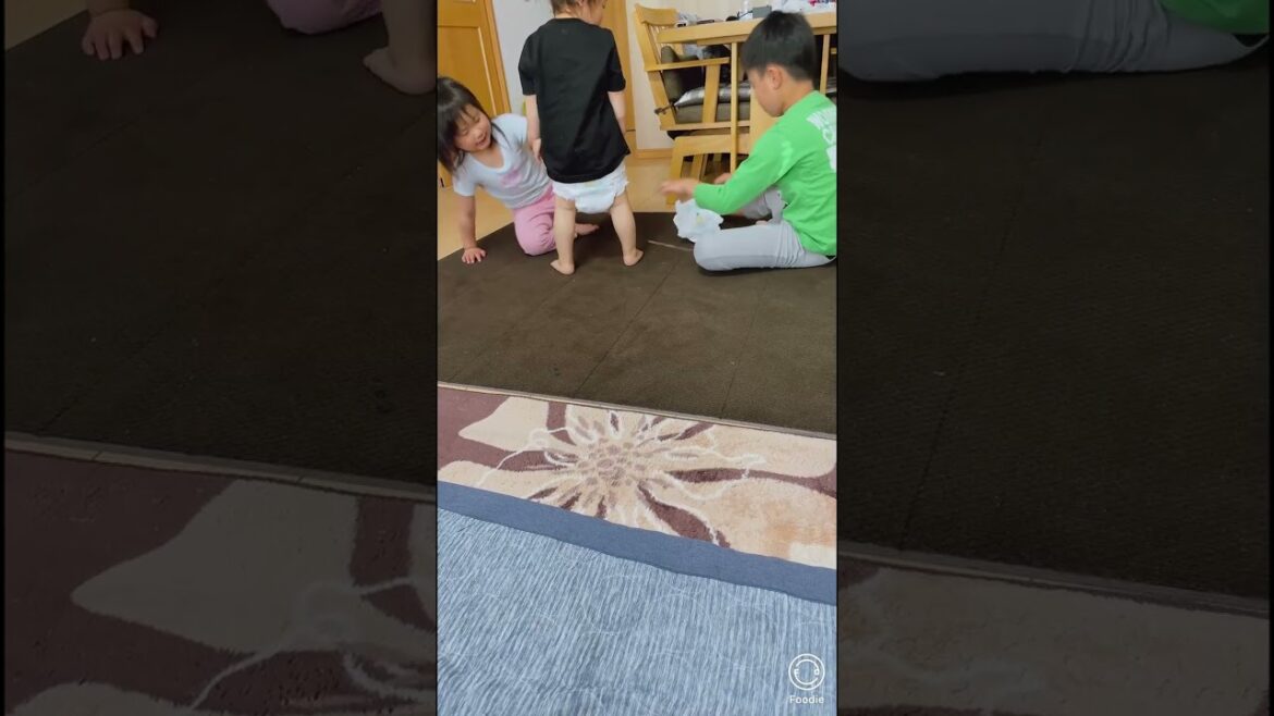 大好きなお兄ちゃんとお姉ちゃんにオムツを履かせてもらったよ　＃Shorts