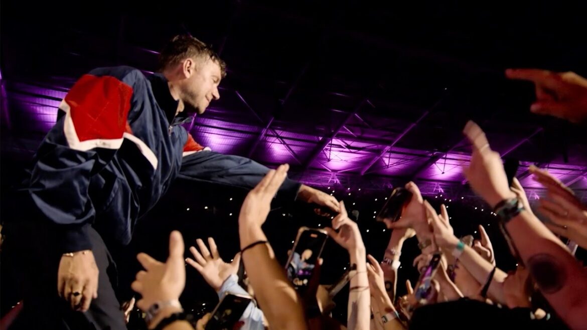 blur（ブラー）コンサート映画『ブラー：ライヴ・アット・ウェンブリー・スタジアム』より「Girls & Boys」ライブシーンが到着！