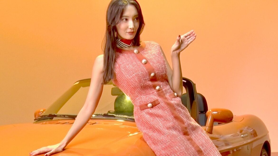 菜々緒、スラリとノースリーブ衣装を着こなし“チュッ”投げキッス／カーセンサー CM＋インタビュー＋メイキング