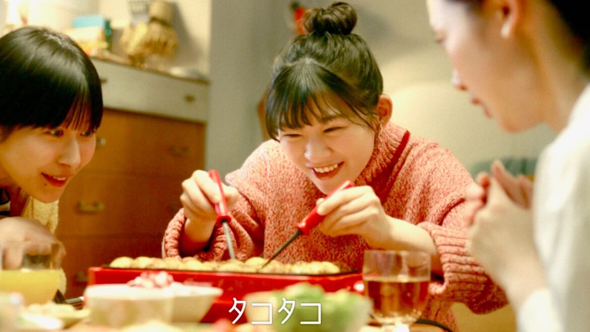 伊藤沙莉、高速タコ焼き返し！笑顔や真顔を巧みに披露／Pokemon Trading Card Game Pocket（ポケポケ）CM＋インタビュー＋メイキング