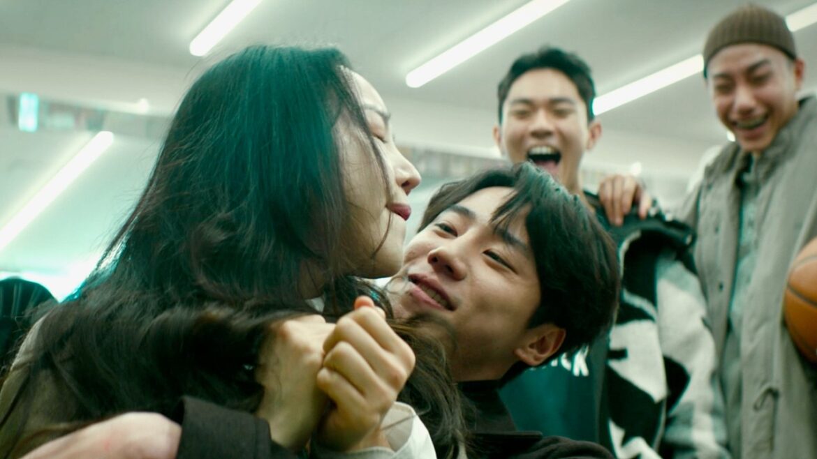 非正規教師シン・ヘソン、極悪生徒に脅されて…映画『勇敢な市民』本編映像