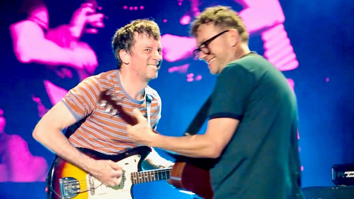 blur(ブラー)「Coffee & TV」でグレアムとデーモンがじゃれ合うライブシーン／映画『ブラー：ライヴ・アット・ウェンブリー・スタジアム』本編映像