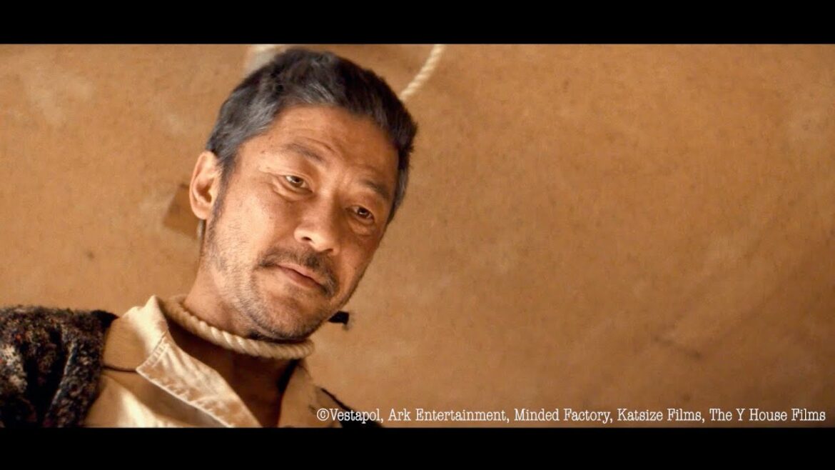 浅野忠信、寂しがり屋のダメな天才写真家が愛猫に助けられる／映画『レイブンズ』本編映像