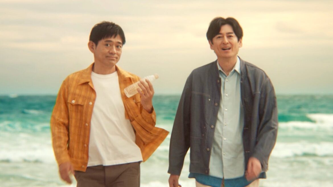 博多華丸・大吉、海を汚すゴミ「なんとかせんといかんね」としみじみ／日本財団 CM