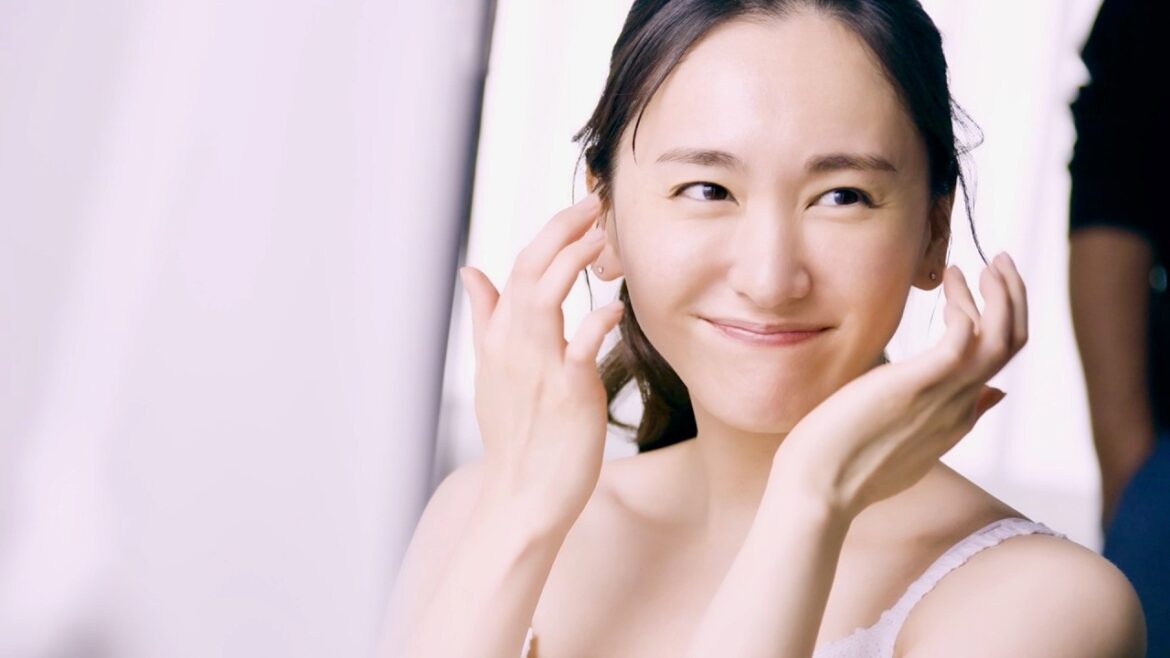 新垣結衣、レースのキャミでリラックス！最近は家庭菜園始める／薬用雪肌精 CM＋インタビュー