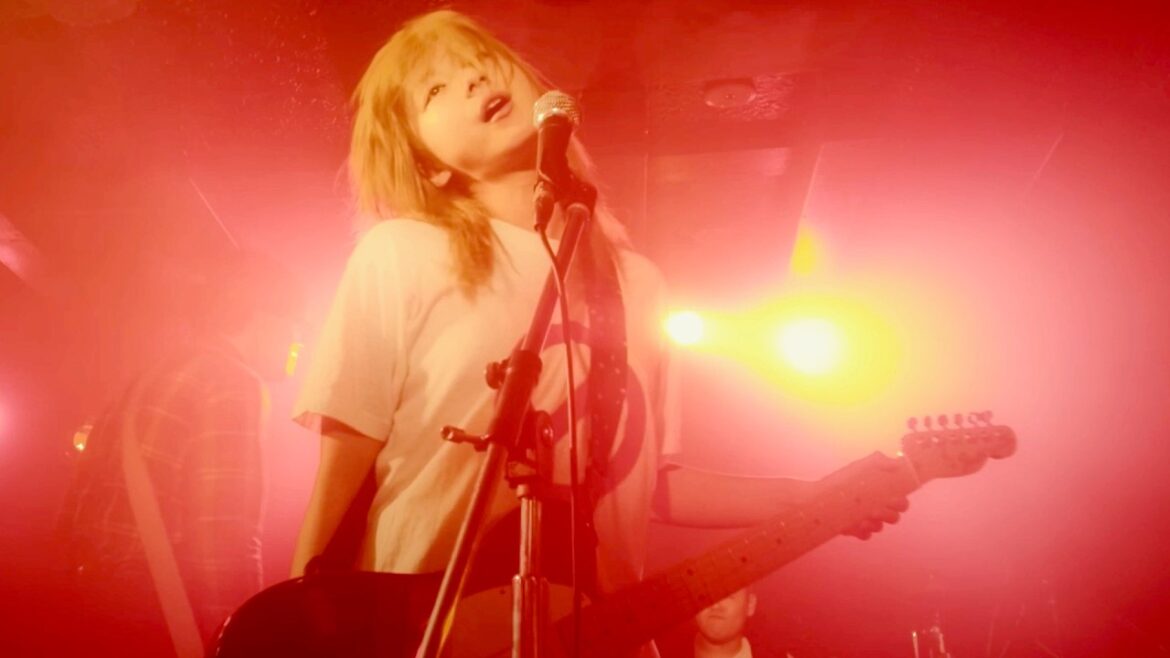 平祐奈、髪を振り乱しギターをかき鳴らす熱狂ライブに久保史緒里はもみくちゃ／映画『ネムルバカ』本編映像