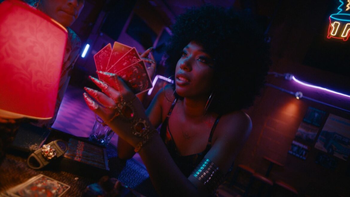 Blackmagic Design導入事例：サンダンス映画祭上映作品「Rains Over Babel」の場合 2025.03.11  Blackmagic Designによると、スペイン系コロンビア人作家/監督ガラ・デル・ソル氏の劇場映画デビュー作「Rains Over Babel（原題）」の制作において、編集とカラーグレーディングにDaVinci Resolve Studioが使用されたという。同作は最近、2025年サンダンス映画祭のNEXT部門でプレミア上映された。NEXTは、革新的で大胆かつ先進的な映画にスポットライトを当てるカテゴリーだ。 作中では、街の死神ラ・フラカが、煉獄を兼ねた伝説のダイブバー、バベルを仕切っている。その中には不良グループが集結し、ラ・フラカと何年もの寿命を賭け、死そのものを出し抜こうとしている。"トロピカル・コロンビアのスチームパンクの熱の夢"と形容される「Rains Over Babel」の、幻想的な世界と生き生きとした登場人物たちは、エディターのガラ・デル・ソル氏とハドリー・ヒレル氏、アシスタントエディターのホセ・ヴァロン氏とフェリペ・アギラール氏、カラリストのエリオット・パウエル氏によってポストプロダクションで命を吹き込まれた。 デル・ソル氏は次のようにコメントしている。 デル・ソル氏：ハドリーと私は、DaVinci Resolve Studioで各シーンを別々に編集することから始め、シーンごとに個別のタイムラインを作成しました。後に、それらをシーケンスに結合し、タイミング、リズム、構成を微調整しました。 特定のカットのリズム調整には速度ランプを使用して、アクションシーケンスのエネルギーを際立たせました。Resolveのスタビライゼーションツールは素晴らしく、難しいショットを滑らかにする上で役立ちました。 私が気に入っている、最も難しかったシーケンスは、クライマックスの戦いです。時と場所が異なる2つの戦いをモンタージュし、カットを動きに合わせるというものでした。DaVinci Resolveのおかげで、様々なリズムと流れを自由に試し、シームレスで動的なモンタージュを作成できました。 エディットページ以外では、Fusionを使用してグリーンスクリーンをキーイングし、タイトルおよび最終的にアニメートしたシーケンスも作成しました。クレジット用のカットアウトアニメーションも、すべてResolveで作成しました。 デル・ソル氏は、今作のグレーディングのゴールは、レトロかつ未来的で、トロピカル・パンクの美しさを表現することだったと話す。パウエル氏はDaVinci Resolve Mini Panelを使用して、このビジョンを実現するための魔法をかけた。撮影監督ステン・オルセン氏の同作用LUTを開始地点とし、パウエル氏は色の濃度、質感、光のグレイン、ハレーション、グローを追加して、繊細なルックを作り上げた。 パウエル氏：同作の一番最初のシーンは、最も変化したシーンです。 色温度を下げて青い壁を際立たせました。このシーンのワイドショットでは、様々なランプや窓が映し出され、私が加えたテクスチャー要素が非常に本当によく輝きました。 またパウエル氏は、DaVinci Resolve StudioのColorTraceツールも多用した。これにより、各クリップのソースタイムコードに基づいて、グレードをタイムライン間ですばやくコピーできた。 パウエル氏：私がニューヨークシティにいる間、ガラはコロンビアで編集を行いましたが、彼女はResolveのメディア管理を活用し、トリムされたファイルを用いてすべてを1テラバイト未満に抑え、ハードドライブとDRTを私に送ってくれました。これでコンフォーム作業が最小限になりました。私はそれらのビンから新しいトリムされたクリップに再コンフォームし、その後も順調に進みました。 何か変更があった場合は、彼女から新しいDRTといくつかのトリムされたファイルを送ってもらい、同じプロセスを経て、古いDRTから新しいDRTにカラートレースしました。 デル・ソル氏：ハドリーと私がコロンビアとロサンゼルスという遠く離れた場所で作業を行い、エリオットがニューヨークにいたことを考えると、DaVinciタイムラインをシームレスに交換できたことで、驚くほど時間を節約でき、正確さも確保できました。 DaVinciは、編集、カラー、フィニッシング間のワークフローを簡素化してくれるので大好きです。過去のプロジェクトでは、カラーグレーディングのために異なるソフトウェア間を移動していたので、ドロップフレームやショットの不揃いのほか、ズーム、速度変更、スタビライゼーションなどの調整が失われる問題がありました。「Rains Over Babel」では、DaVinci Resolveがそれらの問題を完全に排除してくれました。 私はDaVinci Resolveをカレッジ時代に使い始め、タシ・トゥリュー氏のクラスを受講しました。彼は「アバター」、「ストレンジャー・シングス」、「スター・トレック」などの仕事で高い評価を受けているカラリストです。 当時、エリオットはクラスのプロジェクトをよく手伝ってくれましたが、Resolveの直感的なワークフローと、私に必要なすべてが一つのソフトウェアに統合されていることにすぐに惚れ込みました。 このプロジェクトで、カレッジ時代の友人でもあるハドリーとエリオットとまたコラボレーションできたのは最高でした。二人は私がカレッジの2年生の時から取り組んできたすべての短編映画において不可欠な存在で、私にとって初めての劇場映画となる今作で、彼らの才能、忍耐力、鋭い創造的直感に頼ることができたのは素晴らしいことでした。彼らの揺るぎないサポートが全ての違いを生んでくれました。