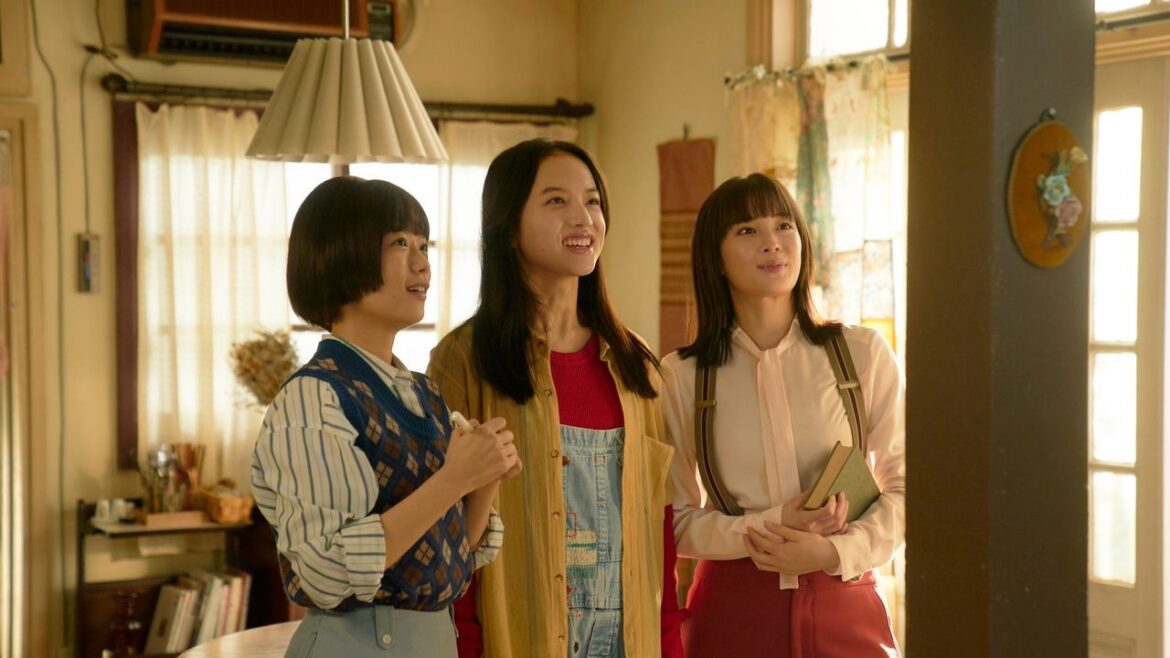 坂元裕二が映画『片思い世界』で描いた3人像──「片思いは無性の愛に近く、見返りを求めなくていい」 | Vogue Japan