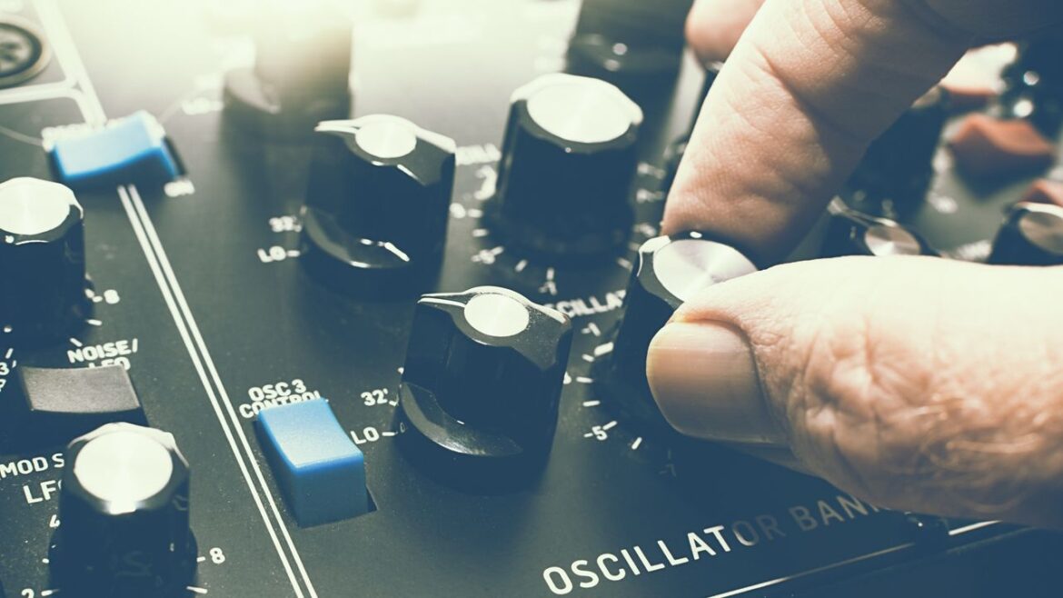 AIの“性格”を手動でミックス。音楽機器のようなインターフェイスの装置が、生成AIの創造性を解き放つ | WIRED.jp AIの“性格”を手動でミックス。音楽機器のようなインターフェイスの装置が、生成AIの創造性を解き放つ | WIRED.jp