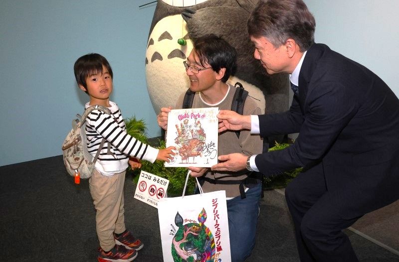 ジブリパークとジブリ展 10万人 岡山で開催 節目を超えセレモニー:山陽新聞デジタル|さんデジ 10万人目の入場者となり、水野館長(右)から記念品を受け取る親子